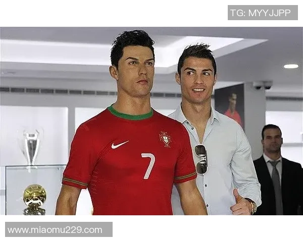 C罗足球明星蜡像揭幕见证传奇球员的辉煌瞬间与不朽魅力 C罗足球明星蜡像揭幕见证传奇球员的辉煌瞬间与不朽魅力